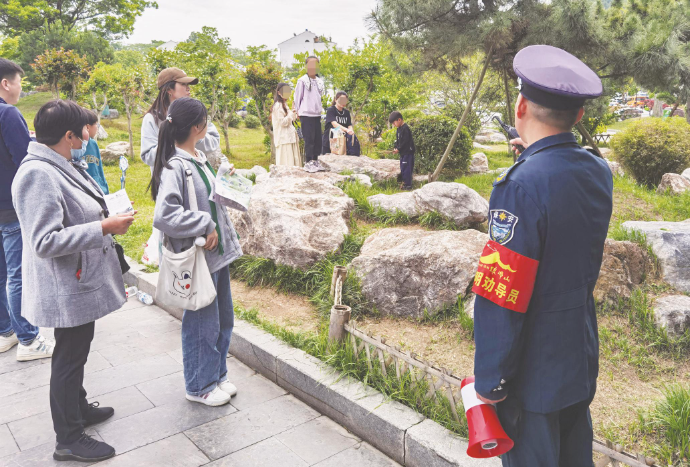 文明旅游勿攀爬